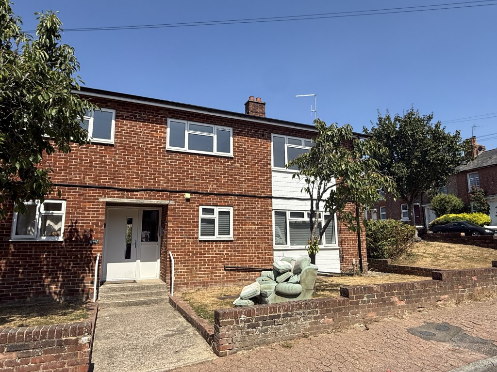 Lot: 50 - FLAT IN NEED OF IMPROVEMENT - View to Flat in Need of Improvement